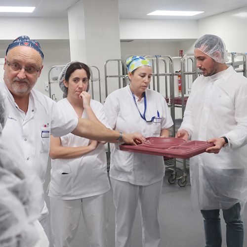 Estudiantes de Ingeniería de Diseño industrial de la Universidad de Deusto “reinterpretan” las bandejas del hospital de Galdakao